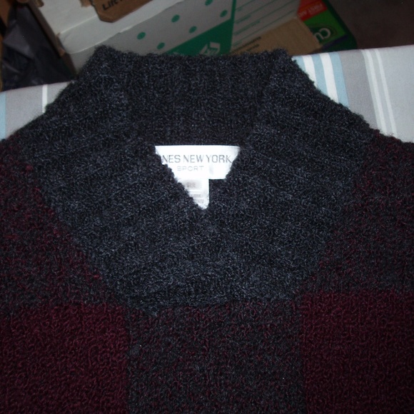 Jones New York Gray & Burgundy Sweater Size… - Picture 3 of 4